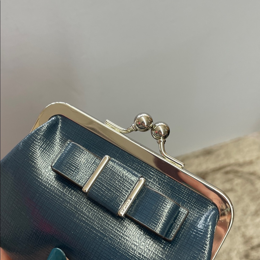 Coach ‘Darcy’ Patent Bow Framed Coin Purse - Picture 4 of 11
